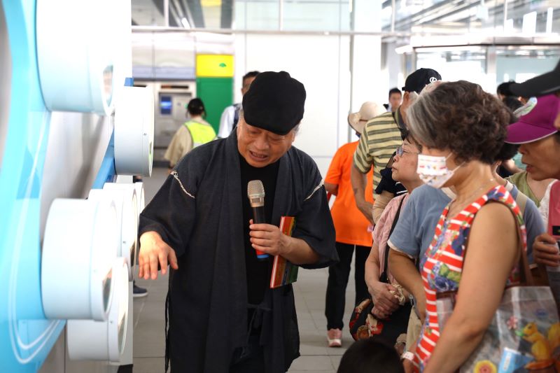 《圖說》三鶯線公共藝術現地導覽活動，參與者感覺格外新鮮，也對未來通車更加期待。〈捷運局提供〉
