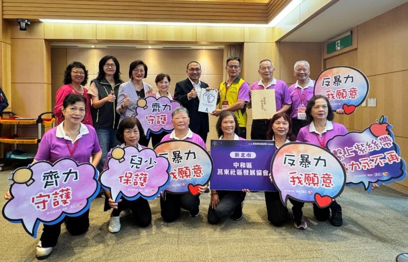 《圖說》莒東社區團隊特別於市政會議獻獎，侯友宜市長表示肯定，強調這項殊榮不僅展現社區推動性別暴力防治的決心，更是守護社會安全網的明證。〈社會局提供〉