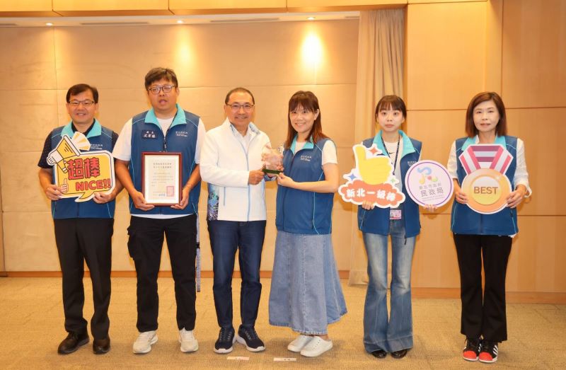 《圖說》「新北市民政地理資訊系統」，榮獲台灣地理資訊學會第22屆金圖獎「最佳推動服務獎」，民政局長林耀長〈左一〉今日偕同仁在市政會議獻獎。〈民政局提供〉