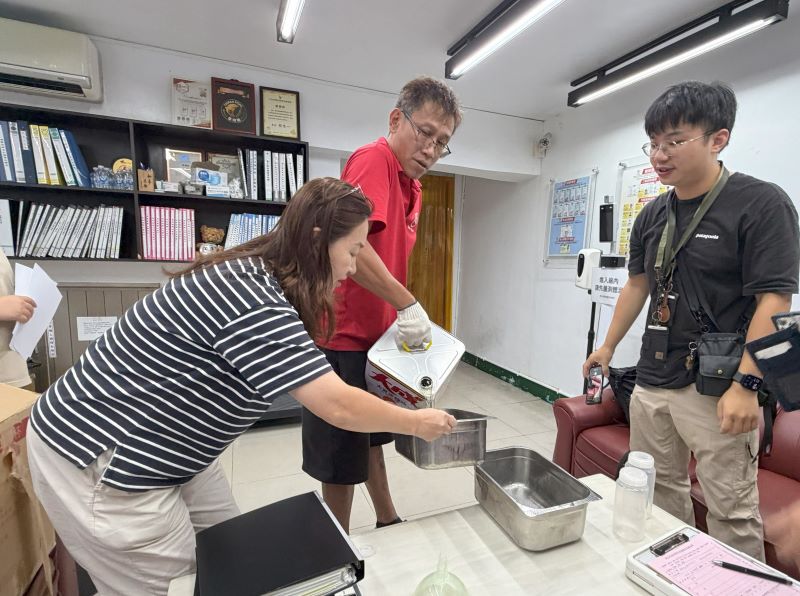 《圖說》教育局攜手衛生局於暑假期間啟動校園團膳業者食用油品專案聯合稽查。〈教育局提供〉
