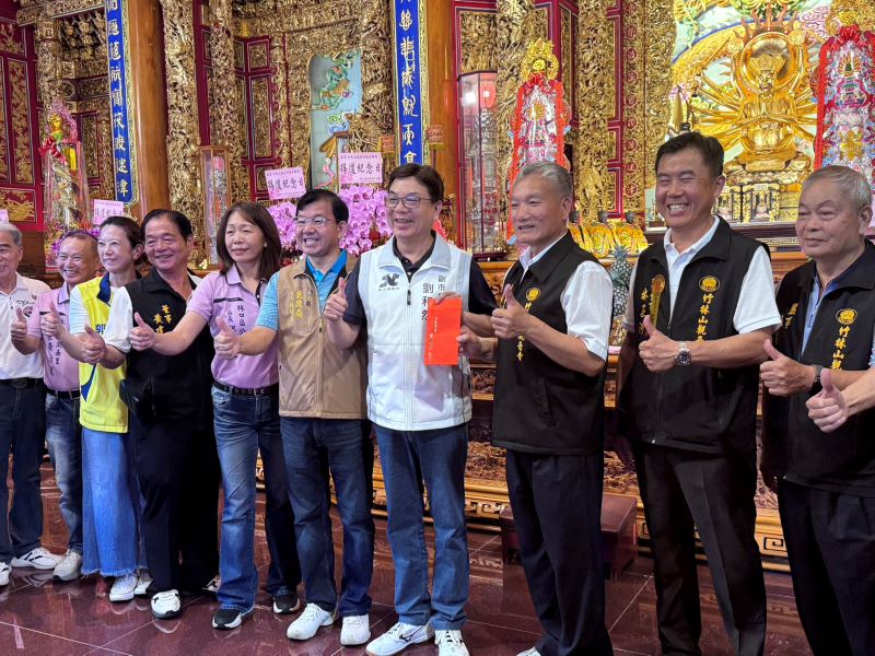 《圖說》劉和然於竹林山觀音寺參香祈福,並向參與活動的父親們獻上祝福,祝賀父親節快樂,右五民政局帳林耀長。〈民政局提供〉