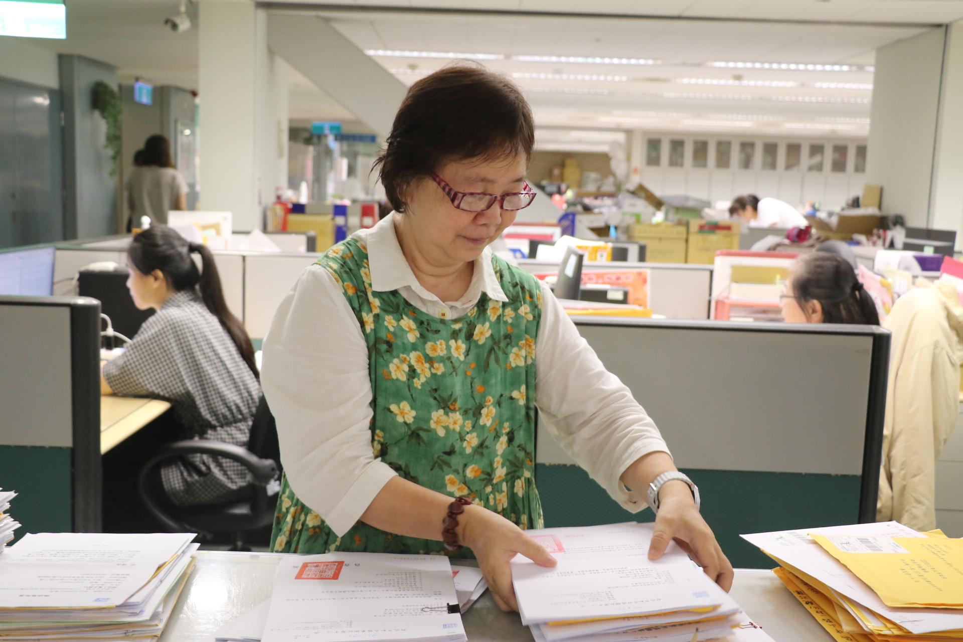 46年只做好一件事 許盈溱堅守收發崗位從人工登記到電腦掃描 李美珍局長贈「盈心奉獻、溱懷悠然」祝福