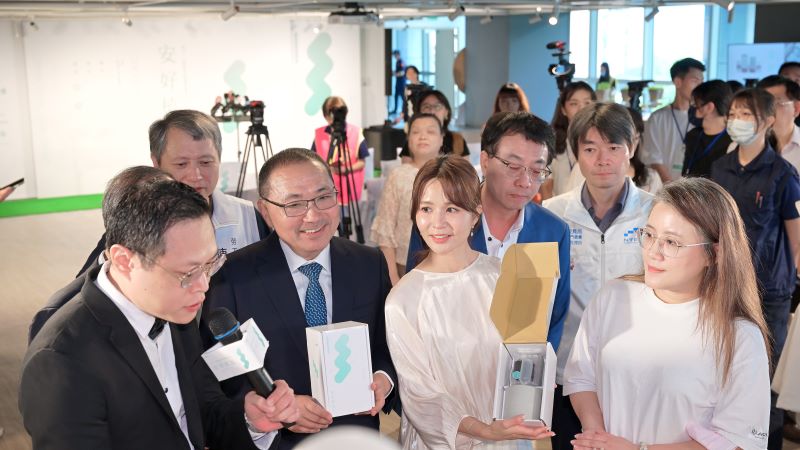《圖說》侯友宜市長與代言人吳怡霈一同聆聽醒吾科大研發理念。〈勞工局提供〉