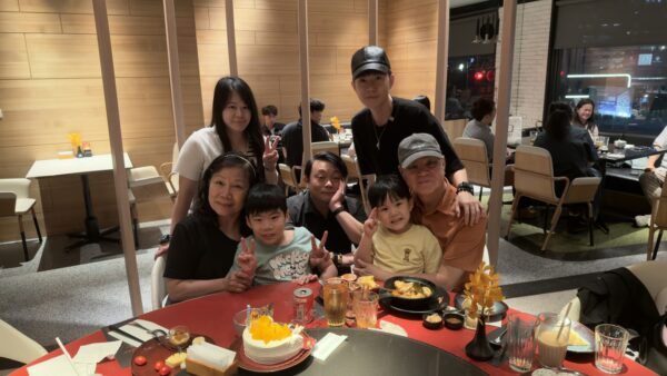 藝人李岳與爸爸和家人感情相當好,會利用空閒時間帶他們吃飯、旅遊。(圖/李岳提供)
