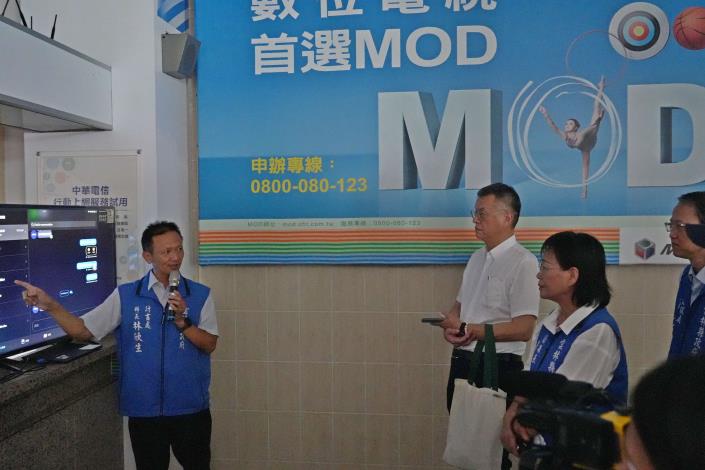 副縣長謝淑亞聆聽LoRa Mesh網狀通訊系統建置及備援效能。