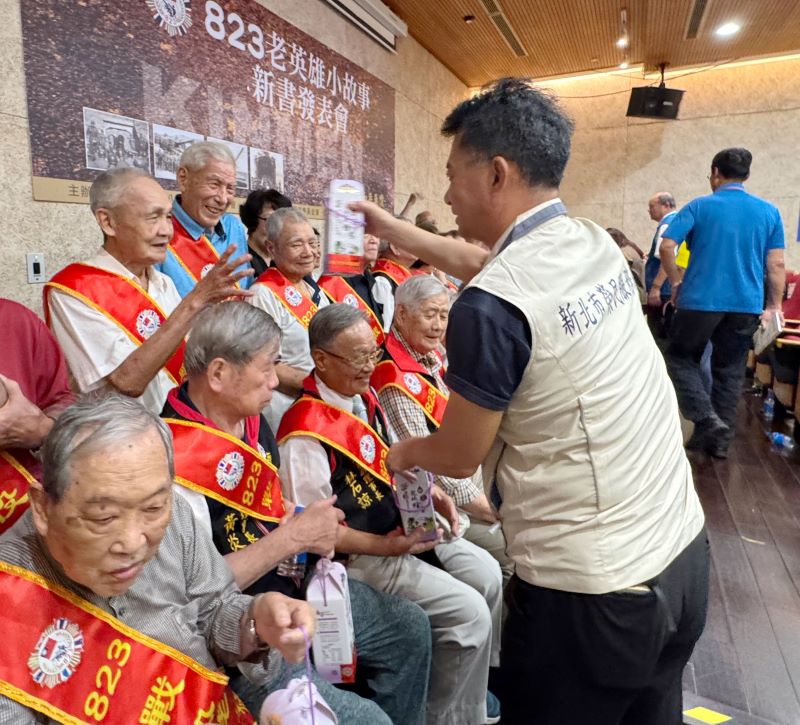 《圖說》陳立中處長於活動中，向在場八二三戰役老英雄表達崇高敬意，並致贈慰問品。。〈新北榮服處提供〉