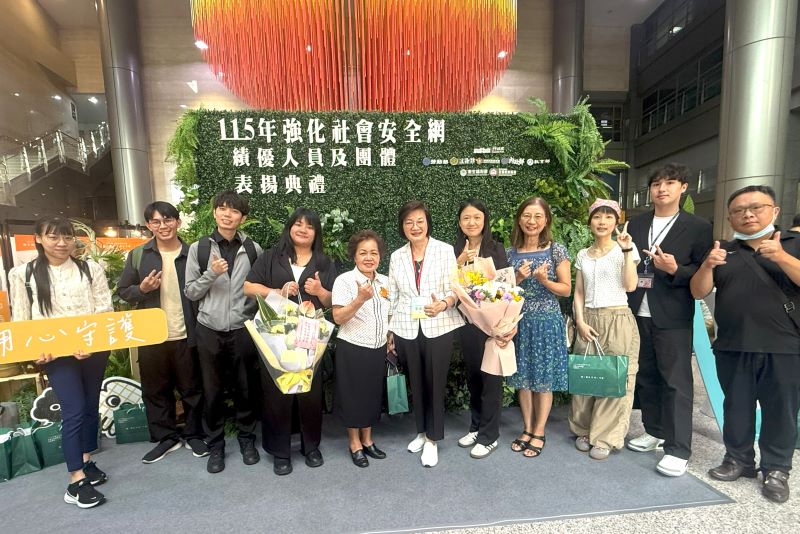 《圖說》社會局長李美珍(中)到場祝賀第5區早資中心榮獲115 年強化社會安全網績優團體獎。〈社會局提供〉