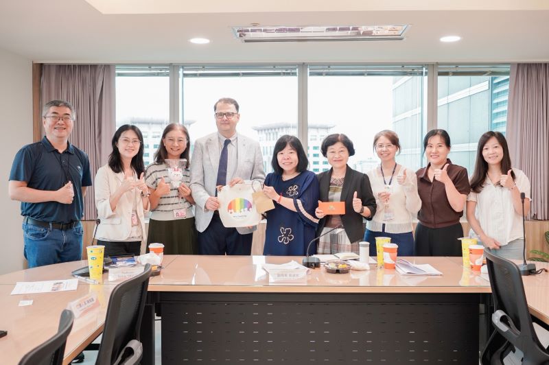 《圖說》土耳其安卡拉大學人文社會科學院社會系人口政策專家Sutay YAVUZ教授(左4),於日前拜訪新北市,由社會局副局長吳淑芳(中)和民政局代理主任秘書吳秀慈(右4)等人進行交流。〈社會局提供〉