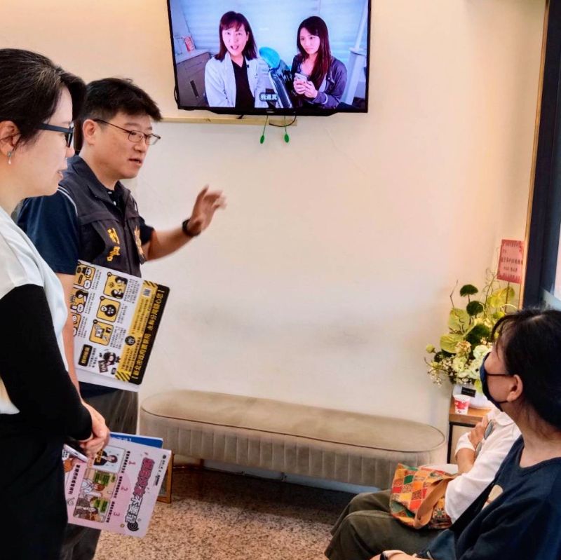 《圖說》永和分局員警透過播放宣導資訊、張貼識詐素材,讓民眾在等待看診的零碎時間,也能接觸實用的防詐資訊。〈永和分局提供〉