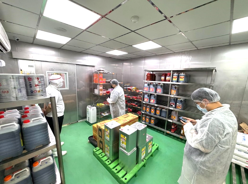 《圖說》新北市教育局及衛生局聯合稽查食品及油品衛生,為食安把關。〈教育局提供〉