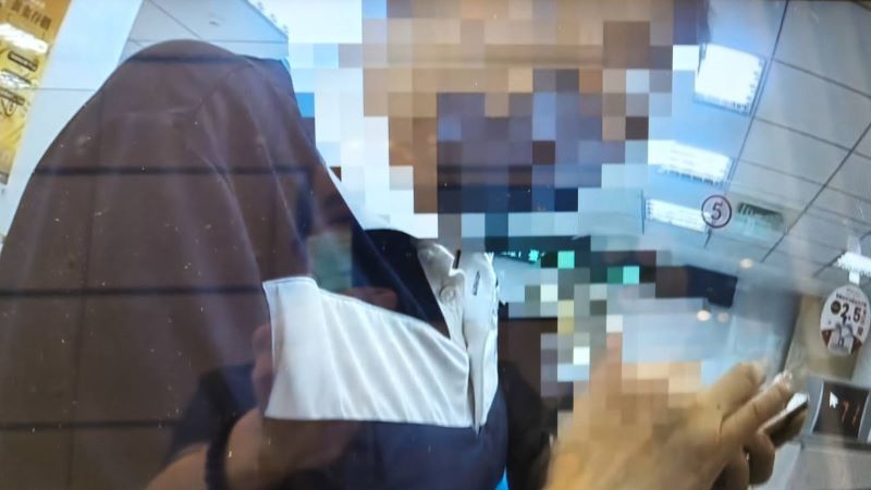 《圖說》李男同意員警查看手機。〈永和分局提供〉
