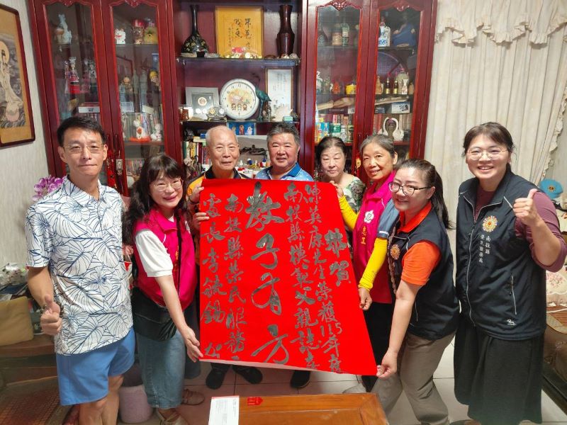 《圖說》南投榮服處副處長羅婷婷(右2)率隊前往榮民陳英康(左3)家中祝賀榮獲「南投縣115年模範父親」殊榮。〈南投榮服處提供〉