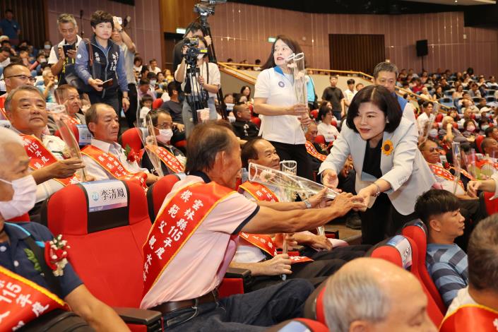 父親節前夕 張麗善縣長表揚雲林縣115年度33位模範父親及12位好人好事代表 祝福全天下的爸爸:父親節快樂!