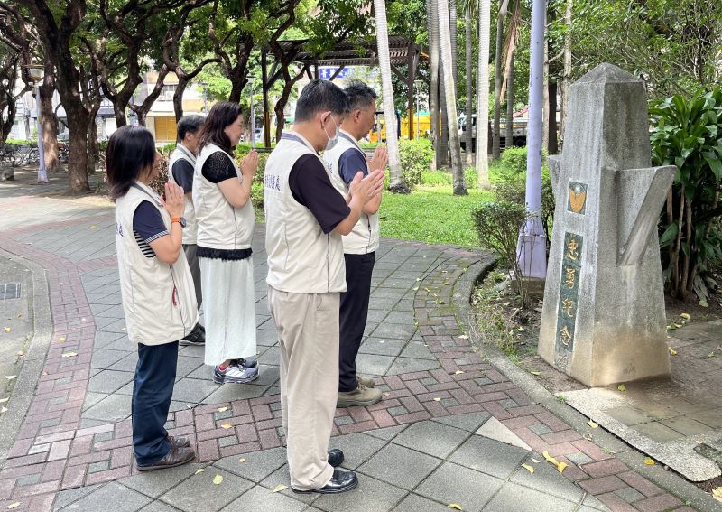 《圖說》處長陳立中(右一)率同仁於介壽公園忠勇紀念碑前緬懷因公殉職的警察先烈。〈新北市榮服處提供〉